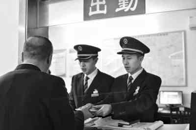 在桂林西站，邓新文、邓新武进行出勤准备（2月13日摄）。新华社